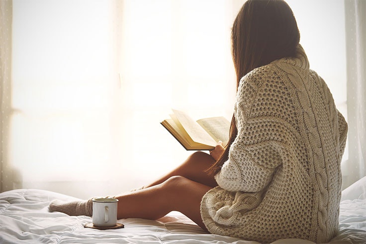 leche caliente y un libro para el cambio de hora falta de sueño consejos