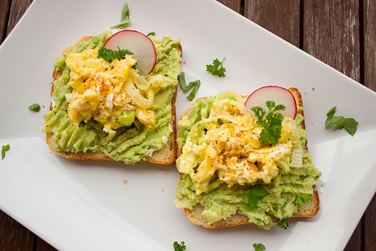 Sanack saludable revuelto con rábano y aguacate Snack, aguacate, saludable, alimentación
