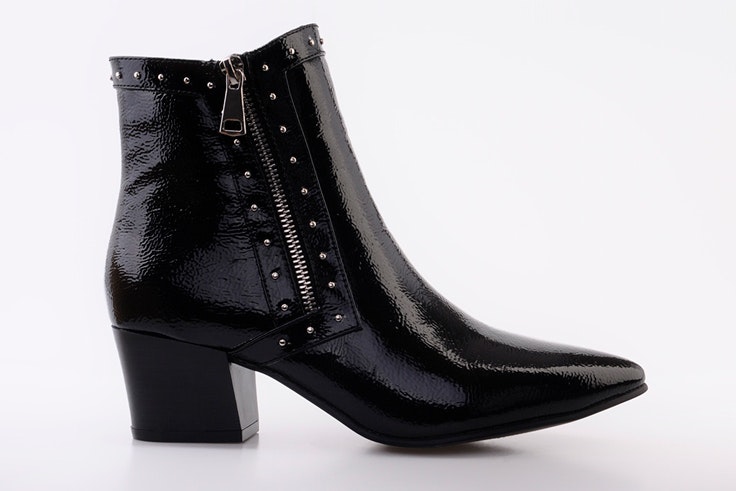 botines-de-mujer-negros-charol-tachuelas-plata-marypaz