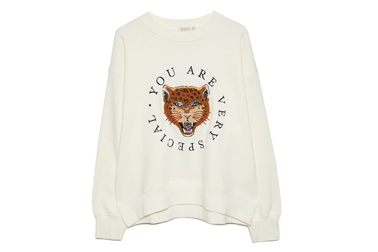 sudadera-blanca-lentejuelas-tigre-stradivarius
