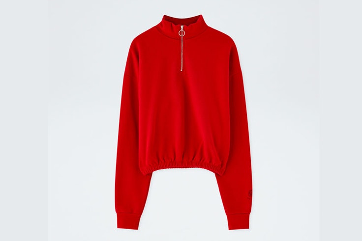 sudadera-roja-cremallera-plata-rosalia-pull-and-bear-6