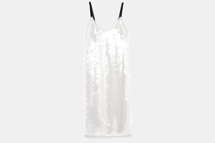vestido-nochevieja-lentejuelas-blanco-tirantes-negros-zara