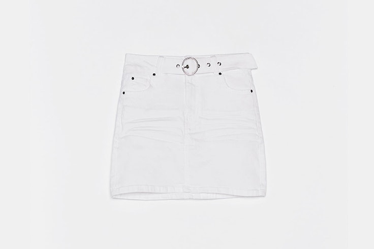 falda blanca detalle cinturón bershka
