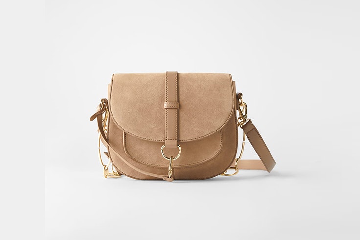 bolso ovalado beige bandolera zara