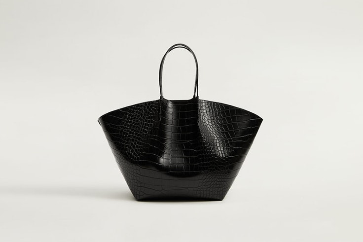 bolso shopper negro con textura de cocodrilo de mango