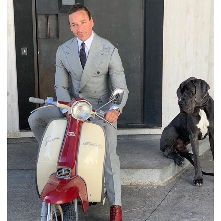 tomas laso traje color gris claro foto instagram