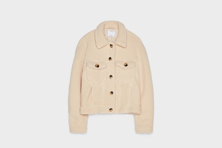 cazadora borrego color crudo de Bershka prendas de borreguito