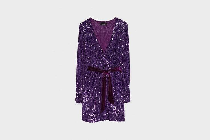 Vestido corto de lentejuelas morado cruzado con escote de pico de Bershka 