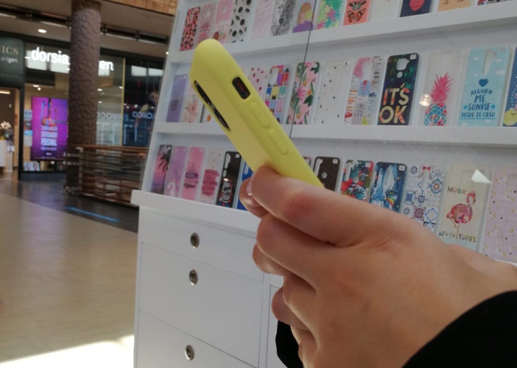 Viste tu teléfono móvil a la última moda en Luz del Tajo