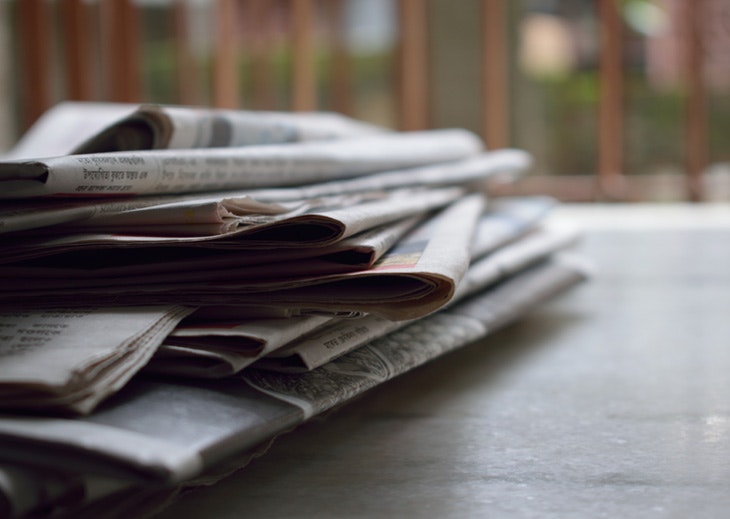 envolver con papel de periodico