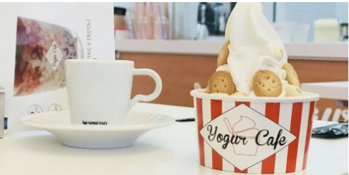 Yogur helado con topping y frutas al gusto. ¡Merienda en Luz del Tajo!