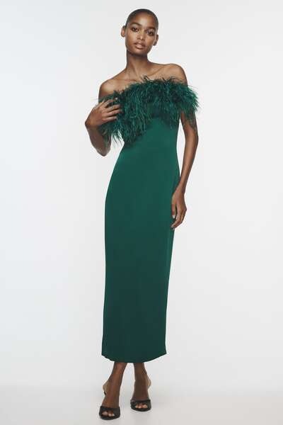 vestido plumas verde elegante